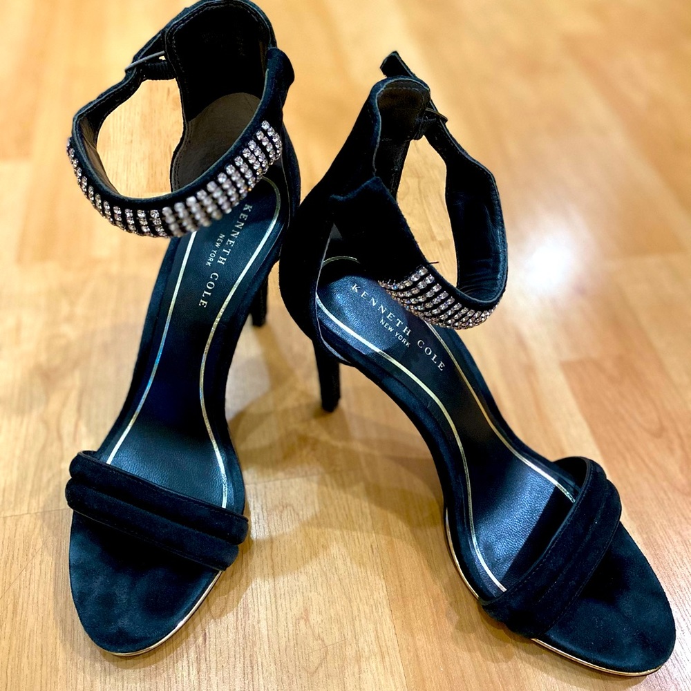 Kenneth Cole velvet high heels in black color